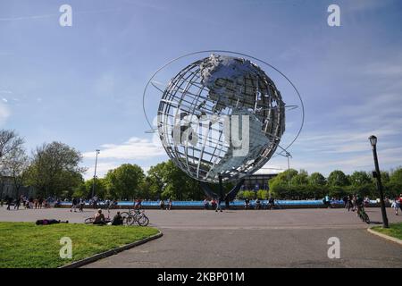 Vue sur le parc Flushing Meadows-Corona « Unisphere » pendant la pandémie du coronavirus dans le quartier de 17 mai 2020, dans le Queens, à New York. Le COVID-19 s'est répandu dans la plupart des pays du monde, faisant plus de 308 000 morts et plus de 4,6 millions d'infections signalées. (Photo de John Nacion/NurPhoto) Banque D'Images