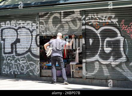 Un kiosque ouvre sur Las Ramblas le premier jour de la phase 0,5 du déconditionnement, à Barcelone, Espagne, le 18th mai 2020. (Photo de Joan Valls/Urbanandsport /NurPhoto) Banque D'Images