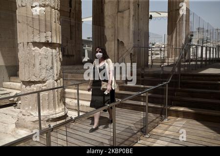 Une femme marche à côté d'un diviseur en plexiglass, portant un masque, à l'entrée de l'Acropole d'Athènes sur 18 mai 2020 (photo de Panayotis Tzamaros/NurPhoto) Banque D'Images