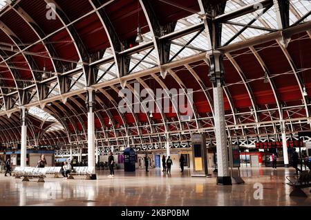 Les gens attendent dans le concourse d'une gare de Paddington près déserte à Londres, Angleterre, sur 18 mai 2020. La Grande-Bretagne a commencé sa neuvième semaine de confinement du coronavirus aujourd'hui, un jour après le plus faible nombre de décès signalés par le covid-19 (170) dans tout le pays depuis mars. Aujourd'hui (160), une journée de mortalité encore plus faible chez le covid-19 cimente l'espoir que le Royaume-Uni soit fermement dans la phase de rétablissement de sa crise du coronavirus et que son émergence continue de son confinement sera en mesure de continuer comme prévu. (Photo de David Cliff/NurPhoto) Banque D'Images