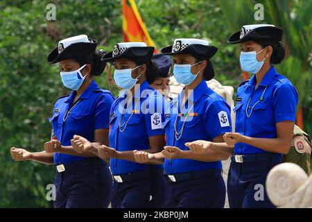 Les femmes soldats sri lankais portant un masque facial protecteur participent à une répétition avant la « Journée nationale des héros de guerre » pour (qui aura lieu le 19 mai) célébrer 11th anniversaire de la victoire de guerre du Sri Lanka sur l'organisation terroriste LTTE au Monument national des héros de guerre, Colombo, Sri Lanka, Sur 18 mai 2020. (Photo de Thharaka Basnayaka/NurPhoto) Banque D'Images