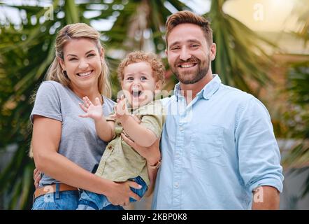 Famille, parents avec enfant et extérieur, heureux ensemble en portrait, voyage et vacances en été. Mère, père et bébé, amour avec liaison et Banque D'Images