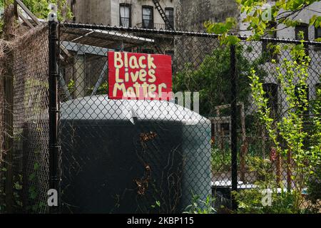 Une affiche de l'importance de la vie noire dans un lot vacant lors de la pandémie du coronavirus à 18 mai 2020, dans le quartier de Brooklyn, à New York. Le COVID-19 s'est répandu dans la plupart des pays du monde, faisant plus de 316 000 morts et plus de 4,8 millions d'infections signalées. (Photo de John Nacion/NurPhoto) Banque D'Images