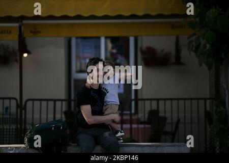 Un homme et son fils apprécient l'après-midi à Sitges (Barcelone), Espagne, le 18 mai 2020. (Photo de Robert Bonet/NurPhoto) Banque D'Images