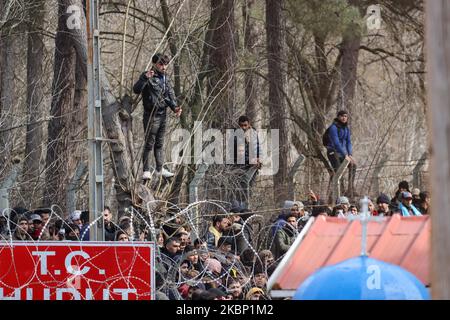 Les groupes de migrants au poste-frontière de Pazarkule et Kastanies, composés principalement de personnes venant d'Afghanistan, sont bloqués entre les frontières grecques et turques, au poste frontière de Kastanies en Grèce et à celui de Pazarkule près d'Edirne en Turquie, dans la zone neutre. Les migrants et les réfugiés tentent d'entrer en Europe via la Grèce. Les demandeurs d'asile protestent et lancent des pierres et du gaz lacrymogène vers les forces de sécurité, la police et l'armée grecques qui réagissent avec des gaz à effet de lance et des grenades à éclats. . La Turquie a annoncé qu'elle ouvrirait des portes frontalières pour une période de 72hrs afin de permettre aux réfugiés de traverser les pays européens après 33 turcs Banque D'Images