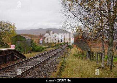 Locomotives à vapeur 45212 et 45407 Lancashire Fusilier à la gare de Rannoch, en direction de Carnforth à la fin de la saison 2022, Scottish Highlands. Banque D'Images