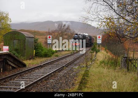 Locomotives à vapeur 45212 et 45407 Lancashire Fusilier à la gare de Rannoch, en direction de Carnforth à la fin de la saison 2022, Scottish Highlands. Banque D'Images