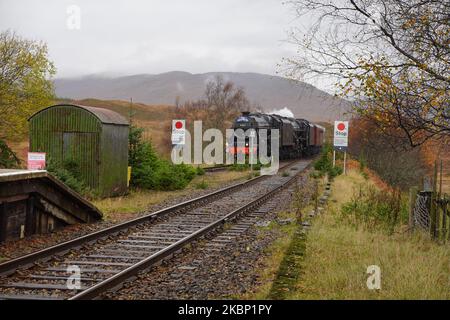 Locomotives à vapeur 45212 et 45407 Lancashire Fusilier à la gare de Rannoch, en direction de Carnforth à la fin de la saison 2022, Scottish Highlands. Banque D'Images