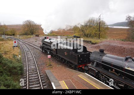 Locomotives à vapeur 45212 et 45407 Lancashire Fusilier à la gare de Rannoch, en direction de Carnforth à la fin de la saison 2022, Scottish Highlands. Banque D'Images