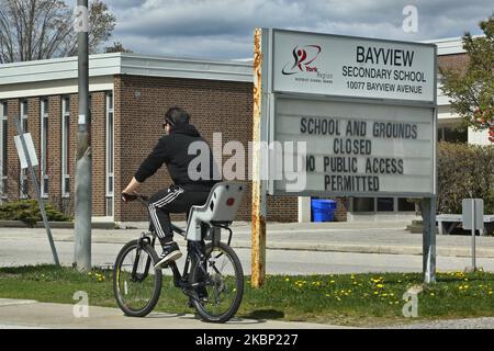 L'homme passe son vélo devant une école à Toronto, Ontario, Canada sur 16 mai 2020. Toutes les écoles ont été fermées depuis le mois de mars afin de protéger les enfants et de tenter de ralentir la propagation du nouveau coronavirus (COVID-19). (Photo de Creative Touch Imaging Ltd./NurPhoto) Banque D'Images
