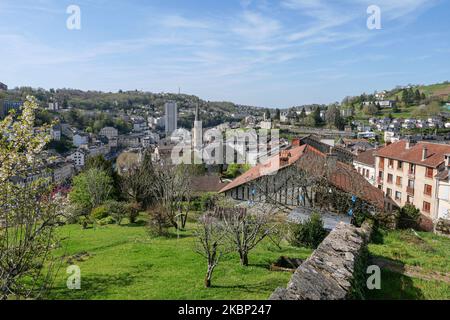 Tulle (centre sud de la France) : vue d'ensemble du centre ville depuis le cimetière du Puy Saint clair, dans les parties supérieures de la ville en arrière-plan, non Banque D'Images