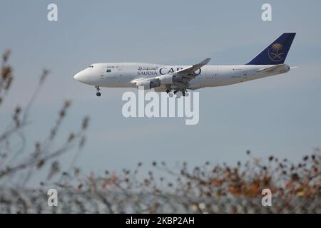 Saudi Arabian Airlines Boeing 747-400F, le surnommé Queen of the Skies Jumbo Jet dans une variante fret, vu lors de l'approche finale à l'aéroport international JFK John F Kennedy de New York, aux États-Unis, sur 13 février 2020. L'avion à quatre jets et à carrosserie large de B747 a l'immatriculation TC-ACG, est alimenté par 4x moteurs GE et est loué à ACT Airlines. Saudia Cargo est un transporteur aérien du golfe dont le siège social se trouve à Djeddah, en Arabie Saoudite. (Photo de Nicolas Economou/NurPhoto) Banque D'Images