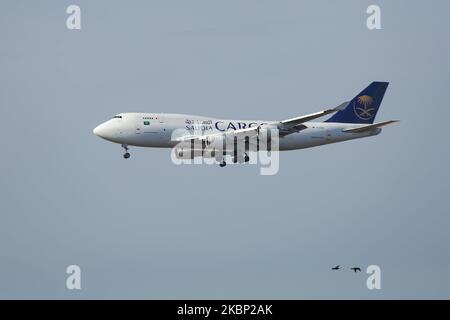 Saudi Arabian Airlines Boeing 747-400F, le surnommé Queen of the Skies Jumbo Jet dans une variante fret, vu lors de l'approche finale à l'aéroport international JFK John F Kennedy de New York, aux États-Unis, sur 13 février 2020. L'avion à quatre jets et à carrosserie large de B747 a l'immatriculation TC-ACG, est alimenté par 4x moteurs GE et est loué à ACT Airlines. Saudia Cargo est un transporteur aérien du golfe dont le siège social se trouve à Djeddah, en Arabie Saoudite. (Photo de Nicolas Economou/NurPhoto) Banque D'Images