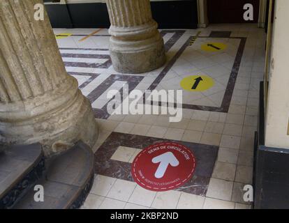 Les magasins encouragent leurs clients à respecter les gestes de barrière et les distances sociales pour limiter le risque de contamination à Nantes, France, sur 20 mai 2020 pendant l'urgence du coronavirus. (Photo par Estelle Ruiz/NurPhoto) Banque D'Images