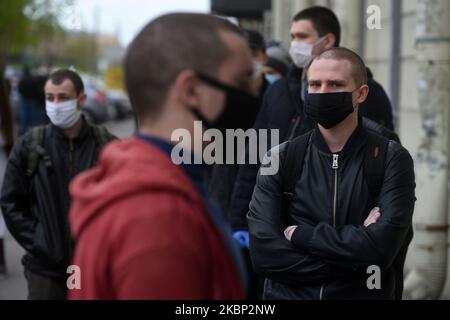 Conscrits russes dans un bureau de recrutement local, Saint-Pétersbourg, sur 20 mai 2020. Le Président Vladimir Poutine a déclaré l'envoi à l'armée de 135 000 personnes lors de l'appel de printemps en Russie qui a commencé le 20th mai. Toutes les recrues testées pour l'infection à Covid-19 seront mises en quarantaine pendant 14 jours dans leurs unités militaires. (Photo de Sergey Nikolaev/NurPhoto) Banque D'Images