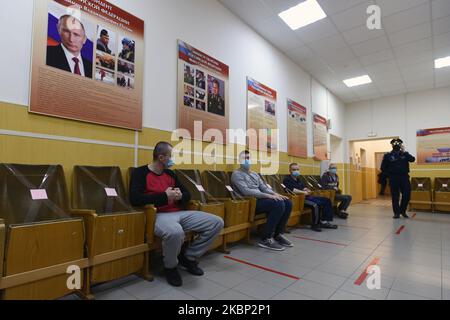 Conscrits russes attendant un examen médical dans un bureau de recrutement local, Saint-Pétersbourg, sur 20 mai 2020. Le Président Vladimir Poutine a déclaré l'envoi à l'armée de 135 000 personnes lors de l'appel de printemps en Russie qui a commencé le 20th mai. Toutes les recrues testées pour l'infection à Covid-19 seront mises en quarantaine pendant 14 jours dans leurs unités militaires. (Photo de Sergey Nikolaev/NurPhoto) Banque D'Images