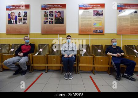 Conscrits russes attendant un examen médical dans un bureau de recrutement local, Saint-Pétersbourg, sur 20 mai 2020. Le Président Vladimir Poutine a déclaré l'envoi à l'armée de 135 000 personnes lors de l'appel de printemps en Russie qui a commencé le 20th mai. Toutes les recrues testées pour l'infection à Covid-19 seront mises en quarantaine pendant 14 jours dans leurs unités militaires. (Photo de Sergey Nikolaev/NurPhoto) Banque D'Images