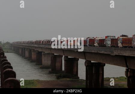 Les gens sont vus à la région de Chandabali et Dhamra dans le district de Bhadrak, A 160 km de la capitale de l'État indien de l'est, Odisha, tandis que le Cyclone 'Amphan' traverse la côte est de la baie du Bengale, dévastation le vent et la pluie du temps cyclonique, et tombe sur la frontière du Bengale occidental et du Bangladesh sur 20 mai 2020. (Photo par STR/NurPhoto) Banque D'Images