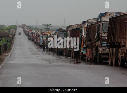 Les gens sont vus à la région de Chandabali et Dhamra dans le district de Bhadrak, A 160 km de la capitale de l'État indien de l'est, Odisha, tandis que le Cyclone 'Amphan' traverse la côte est de la baie du Bengale, dévastation le vent et la pluie du temps cyclonique, et tombe sur la frontière du Bengale occidental et du Bangladesh sur 20 mai 2020. (Photo par STR/NurPhoto) Banque D'Images