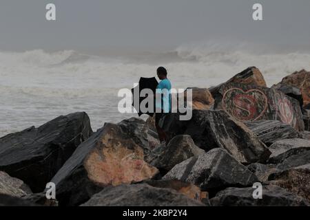 Les gens sont vus à la région de Chandabali et Dhamra dans le district de Bhadrak, A 160 km de la capitale de l'État indien de l'est, Odisha, tandis que le Cyclone 'Amphan' traverse la côte est de la baie du Bengale, dévastation le vent et la pluie du temps cyclonique, et tombe sur la frontière du Bengale occidental et du Bangladesh sur 20 mai 2020. (Photo par STR/NurPhoto) Banque D'Images