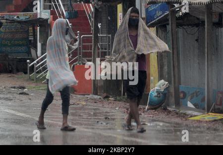 Les gens sont vus à la région de Chandabali et Dhamra dans le district de Bhadrak, A 160 km de la capitale de l'État indien de l'est, Odisha, tandis que le Cyclone 'Amphan' traverse la côte est de la baie du Bengale, dévastation le vent et la pluie du temps cyclonique, et tombe sur la frontière du Bengale occidental et du Bangladesh sur 20 mai 2020. (Photo par STR/NurPhoto) Banque D'Images