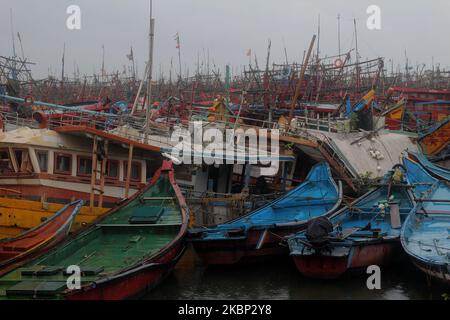 Bateaux de pêche garés dans la région de Dhamra dans le district de Bhadrak, A 160 km de la capitale de l'État indien de l'est, Odisha, tandis que le Cyclone 'Amphan' traverse la côte est de la baie du Bengale, dévastation le vent et la pluie du temps cyclonique, et tombe sur la frontière du Bengale occidental et du Bangladesh sur 20 mai 2020. (Photo par STR/NurPhoto) Banque D'Images