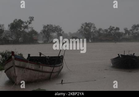 Les gens sont vus à la région de Chandabali et Dhamra dans le district de Bhadrak, A 160 km de la capitale de l'État indien de l'est, Odisha, tandis que le Cyclone 'Amphan' traverse la côte est de la baie du Bengale, dévastation le vent et la pluie du temps cyclonique, et tombe sur la frontière du Bengale occidental et du Bangladesh sur 20 mai 2020. (Photo par STR/NurPhoto) Banque D'Images