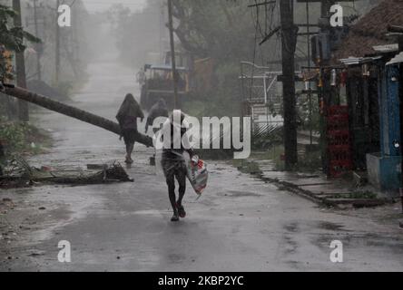 Les gens sont vus à la région de Chandabali et Dhamra dans le district de Bhadrak, A 160 km de la capitale de l'État indien de l'est, Odisha, tandis que le Cyclone 'Amphan' traverse la côte est de la baie du Bengale, dévastation le vent et la pluie du temps cyclonique, et tombe sur la frontière du Bengale occidental et du Bangladesh sur 20 mai 2020. (Photo par STR/NurPhoto) Banque D'Images