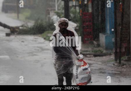 Les gens sont vus à la région de Chandabali et Dhamra dans le district de Bhadrak, A 160 km de la capitale de l'État indien de l'est, Odisha, tandis que le Cyclone 'Amphan' traverse la côte est de la baie du Bengale, dévastation le vent et la pluie du temps cyclonique, et tombe sur la frontière du Bengale occidental et du Bangladesh sur 20 mai 2020. (Photo par STR/NurPhoto) Banque D'Images