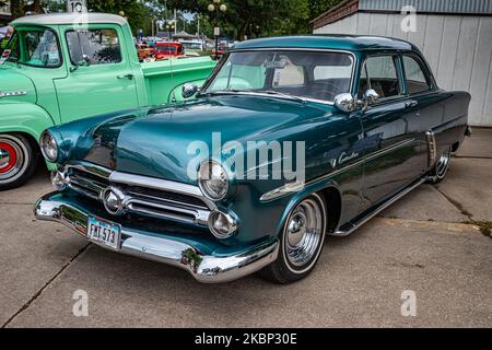 Des Moines, IA - 01 juillet 2022 : vue en angle avant à haute perspective d'une berline 2 portes Ford Customline 1952 lors d'un salon de voiture local. Banque D'Images