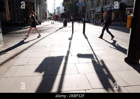 Les gens marchent sur une Oxford Street presque déserte à Londres, Angleterre, sur 20 mai 2020. Le Premier ministre britannique Boris Johnson a annoncé aujourd’hui que le Royaume-Uni aurait son système de recherche des contacts opérationnel à partir du mois prochain, lorsque le pays est également sur le chemin de la prochaine phase de son verrouillage de l’émergence. Entre-temps, 363 19 décès ont été signalés aujourd'hui par le ministère de la Santé et des soins sociaux du Royaume-Uni, ce qui porte le total à 35 704. (Photo de David Cliff/NurPhoto) Banque D'Images