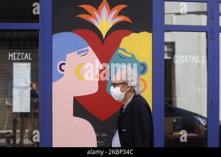 Un homme marche à Paris sur 20 mai 2020, le dixième jour d'une levée partielle d'un confinement de près de deux mois imposé en France pour arrêter la propagation de la pandémie causée par le nouveau coronavirus (COVID-19). (Photo de Mehdi Taamallah/NurPhoto) Banque D'Images
