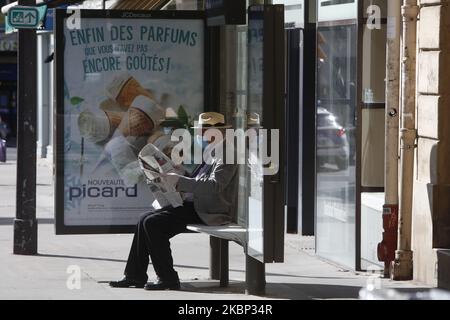 Un homme attend le bus à Paris sur 20 mai 2020, le dixième jour d'une levée partielle d'un confinement de près de deux mois imposé en France pour arrêter la propagation de la pandémie causée par le nouveau coronavirus (COVID-19). (Photo de Mehdi Taamallah/NurPhoto) Banque D'Images