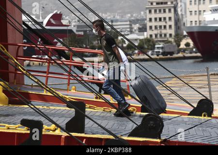 Passagers voyageant vers les îles Cyclades dans le sud de la mer Égée, à bord du bateau Dionysios Solomos dans le port du Pirée, près d'Athènes, Grèce, sur 20 mai 2020. Les services de traversier vers les îles grecques fonctionnent à nouveau, suite à l'assouplissement des mesures contre la propagation de la maladie du coronavirus. (Photo de Panayotis Tzamaros/NurPhoto) Banque D'Images