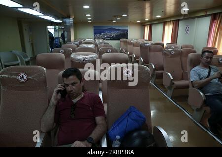 Passagers voyageant vers les îles Cyclades dans le sud de la mer Égée, à bord du bateau Dionysios Solomos dans le port du Pirée, près d'Athènes, Grèce, sur 20 mai 2020. Les services de traversier vers les îles grecques fonctionnent à nouveau, suite à l'assouplissement des mesures contre la propagation de la maladie du coronavirus. (Photo de Panayotis Tzamaros/NurPhoto) Banque D'Images