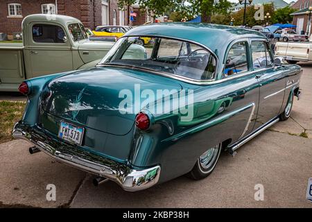 Des Moines, IA - 01 juillet 2022 : vue d'angle arrière à haute perspective d'une berline Customline 2 portes 1952 de Ford lors d'un salon de voiture local. Banque D'Images