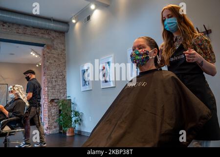 Le cosmétologue Lillian Kappa coupe et coiffe les cheveux des clients au salon Parlor alors que les salons de beauté, les salons de coiffure et les spas commencent à rouvrir à la suite de la pandémie du coronavirus COVID-19, mercredi, 20 mai 2020, à Cincinnati, Ohio, États-Unis. (Photo de Jason Whitman/NurPhoto) Banque D'Images