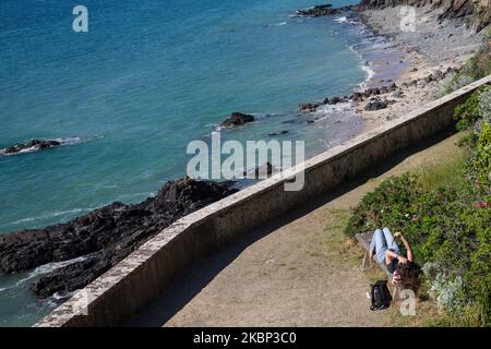 Une femme lit à la plage de Granville, en France, sur 20 mai 2020 , après avoir assouplit les mesures de confinement prises pour freiner la propagation du COVID-19 (le nouveau coronavirus). Trois villes du nord-ouest de la France fermera leurs plages quelques jours seulement après leur réouverture après deux mois de confinement du coronavirus, déclarant que trop de visiteurs étaient en train de se déjouer des règles de distance sociale (photo par Ibrahim Ezzat/NurPhoto) Banque D'Images