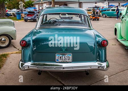 Des Moines, IA - 01 juillet 2022 : vue arrière à haute perspective d'une berline Customline 2 portes 1952 de Ford lors d'un salon de voiture local. Banque D'Images