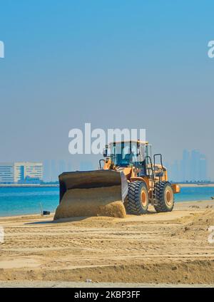 le bulldozer travaille sur la mer Banque D'Images