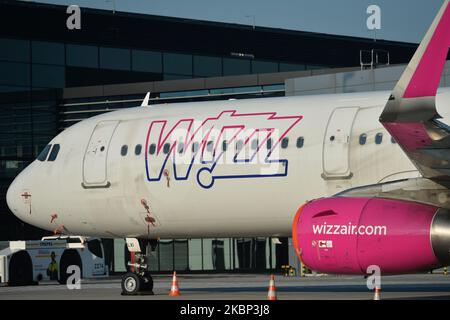 Vue sur l'avion relié au sol de Wizzair à l'aéroport international Jean-Paul II de Cracovie-Balice. Wizz Air, la plus grande compagnie aérienne économique de la région CEE, a célébré le 16th anniversaire de sa fondation en offrant une réduction de 16 % sur les réservations. Lundi, 18 mai 2020, à l'aéroport international Jean-Paul II de Cracovie-Balice, Cracovie, Pologne. (Photo par Artur Widak/NurPhoto) Banque D'Images