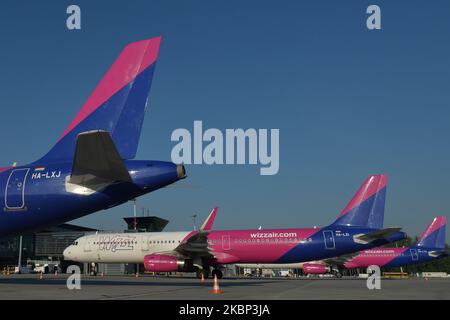 Vue sur les avions Wizzair au sol de l'aéroport international Jean-Paul II de Cracovie-Balice. Wizz Air, la plus grande compagnie aérienne économique de la région CEE, a célébré le 16th anniversaire de sa fondation en offrant une réduction de 16 % sur les réservations. Lundi, 18 mai 2020, à l'aéroport international Jean-Paul II de Cracovie-Balice, Cracovie, Pologne. (Photo par Artur Widak/NurPhoto) Banque D'Images