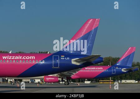 Vue sur les avions Wizzair au sol de l'aéroport international Jean-Paul II de Cracovie-Balice. Wizz Air, la plus grande compagnie aérienne économique de la région CEE, a célébré le 16th anniversaire de sa fondation en offrant une réduction de 16 % sur les réservations. Lundi, 18 mai 2020, à l'aéroport international Jean-Paul II de Cracovie-Balice, Cracovie, Pologne. (Photo par Artur Widak/NurPhoto) Banque D'Images