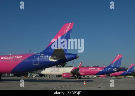 Vue sur les avions Wizzair au sol de l'aéroport international Jean-Paul II de Cracovie-Balice. Wizz Air, la plus grande compagnie aérienne économique de la région CEE, a célébré le 16th anniversaire de sa fondation en offrant une réduction de 16 % sur les réservations. Lundi, 18 mai 2020, à l'aéroport international Jean-Paul II de Cracovie-Balice, Cracovie, Pologne. (Photo par Artur Widak/NurPhoto) Banque D'Images