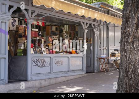 Les libraires de la Foire du livre de la Cuesta de Moyano ont rouvert leurs stands après Covid-19, dans la phase 0,5 de la désescalade sur 21 mai 2020 à Madrid, Espagne. Le gouvernement a autorisé la réouverture de magasins et d'entreprises jusqu'à 400 mètres carrés dans le processus de normalisation progressive après que les restrictions COVID-19 ont été assouplies. Certaines parties de l'Espagne sont entrées dans la transition dite 'phase un' ou 'phase deux' de son verrouillage du coronavirus (photo par Oscar Gonzalez/NurPhoto) Banque D'Images