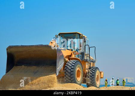 le bulldozer travaille sur la mer Banque D'Images