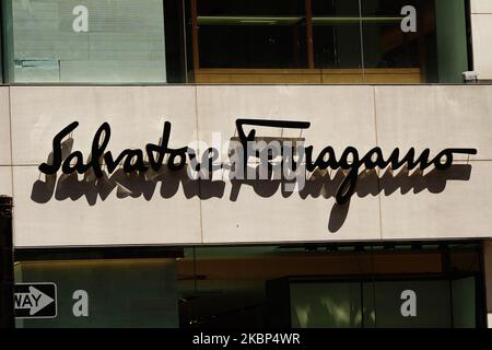 Vue sur le magasin Salvatore Ferragamo pendant la pandémie du coronavirus sur 20 mai 2020, au 5th Ave., à New York. Le COVID-19 s'est répandu dans la plupart des pays du monde, faisant plus de 316 000 morts et plus de 4,8 millions d'infections signalées. (Photo de John Nacion/NurPhoto) Banque D'Images