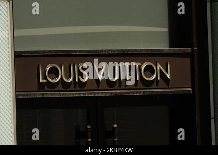 Vue sur la boutique Louis Vuitton pendant la pandémie du coronavirus sur 20 mai 2020, au 5th Ave., à New York. Le COVID-19 s'est répandu dans la plupart des pays du monde, faisant plus de 316 000 morts et plus de 4,8 millions d'infections signalées. (Photo de John Nacion/NurPhoto) Banque D'Images