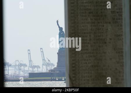 Une vue de la Statue de la liberté pendant la pandémie du coronavirus sur 20 mai 2020 à Bowling Green, New York. Le COVID-19 s'est répandu dans la plupart des pays du monde, faisant plus de 316 000 morts et plus de 4,8 millions d'infections signalées. (Photo de John Nacion/NurPhoto) Banque D'Images