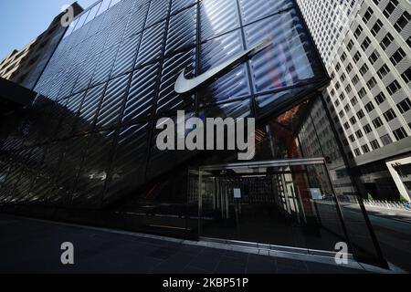 Vue sur Nike Store pendant la pandémie du coronavirus sur 20 mai 2020, 5th Ave., New York. Le COVID-19 s'est répandu dans la plupart des pays du monde, faisant plus de 316 000 morts et plus de 4,8 millions d'infections signalées. (Photo de John Nacion/NurPhoto) Banque D'Images